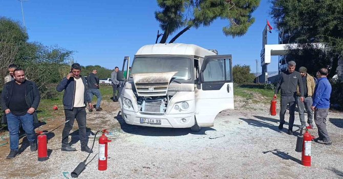 Manavgat’ta otel servis minibüsü yandı