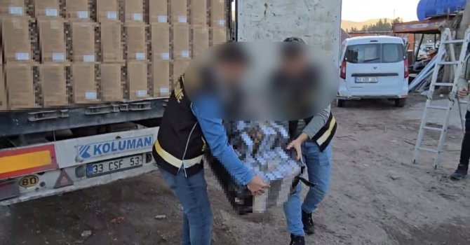 Osmaniye’de durdurulan 2 tırda 44 bin 230 paket kaçak sigara ele geçirildi