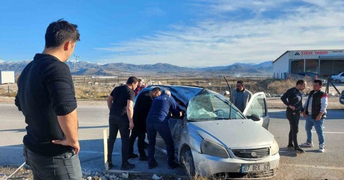 Burdur’da otomobil refüje çarptı: 1 yaralı