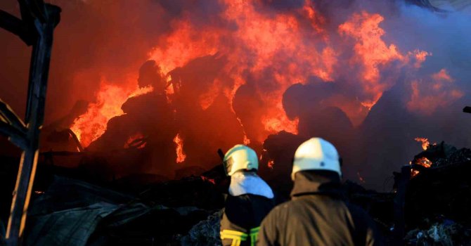 Adana’da geri dönüşüm fabrikasındaki yangın kontrol altına alındı