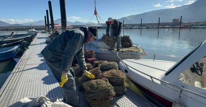 Eğirdir Gölü’nde kaçak avcılıkla mücadelede 400 pinter ve 150 kilogram canlı kerevit ele geçirildi