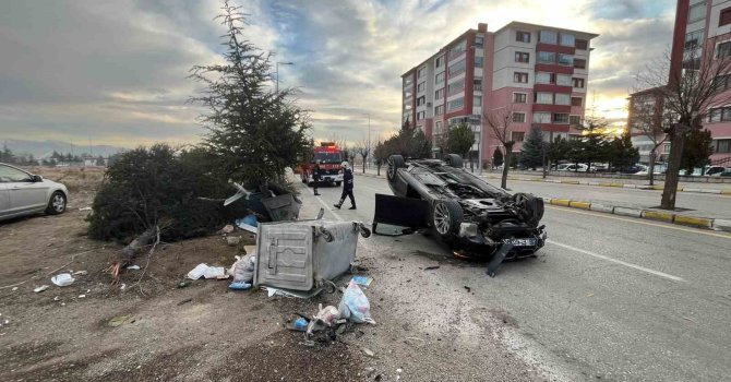 Kontrolden çıkan lüks otomobil ağaca çarpıp ters döndü: 1 yaralı