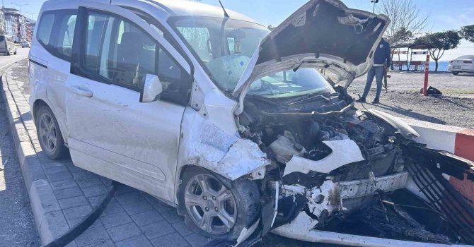 Hatay’da hafif ticari araç otomobille çarpıştı: 3 yaralı