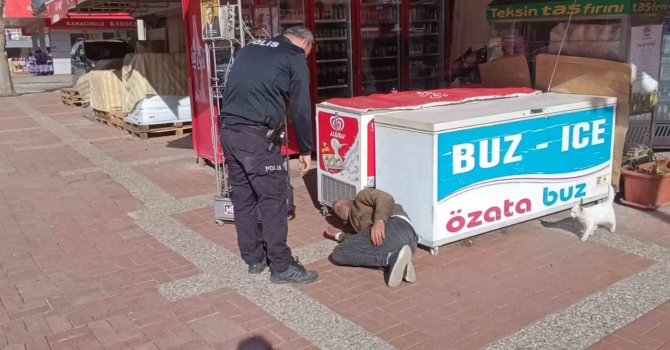 Alkolün etkisiyle kaldırımda sızdı, ekipler yerinden kaldırmakta zorlandı