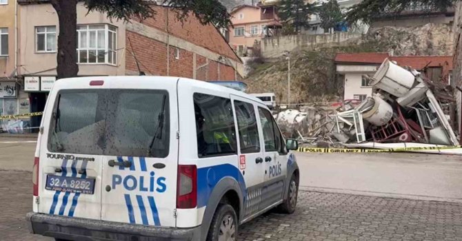 Isparta’da çöken 3 katlı binanın enkazı önünde 5 günlük altın nöbeti