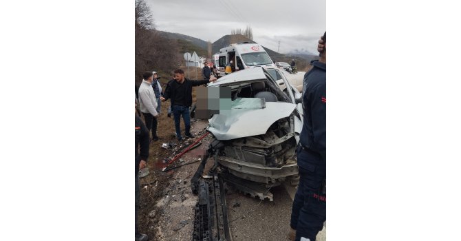 Isparta’da otomobiller kafa kafaya çarpıştı: 1 ölü, 3 yaralı