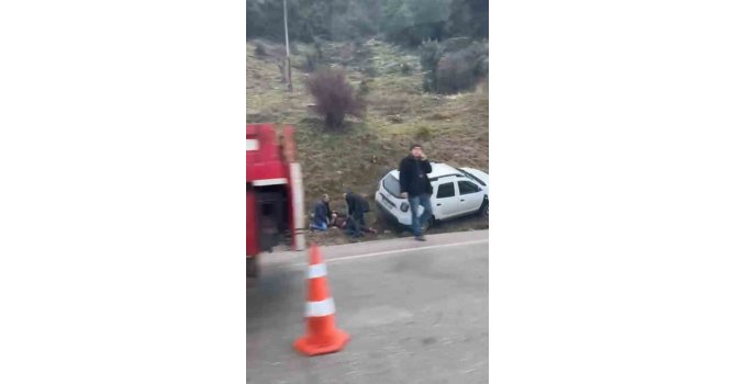 Kayganlaşan yolda kazalar peş peşe geldi, takla atan otomobildeki yolcu olayı gülerek anlattı