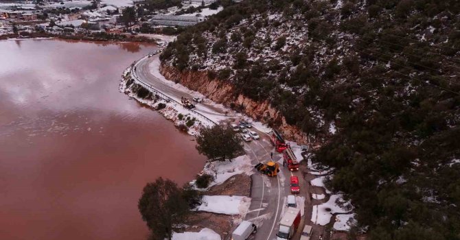 Körfez çamur rengine döndü, dolu yağışı seralara zarar verdi