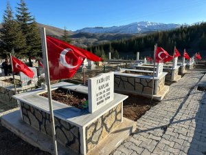 Ekinözü’nde deprem mezarlığı bayraklarla donatıldı