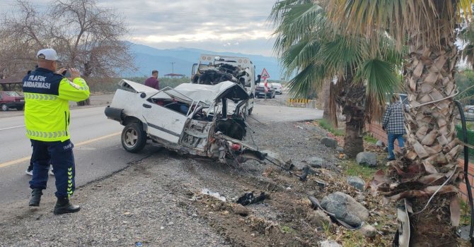 Ağaca çarpan Tofaş’ın ikiye bölündüğü feci kaza kameraya yansıdı