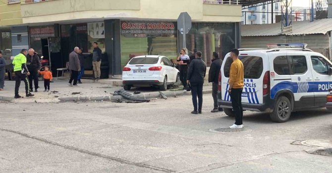 Kaza anı kamerada: Otomobiller çarpıştı, 2 sürücü yaralandı