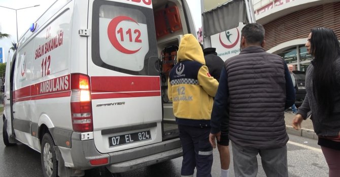 Alanya’da motosiklet ile otomobil çarpıştı:1 yaralı