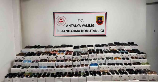 Antalya’da kaçak güneş gözlüğü operasyonu