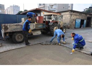 Akdeniz’de yol ve kaldırım yenileme çalışmaları sürüyor