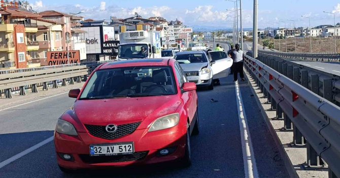 Arızalanan otomobilini iterek götürmeye çalıştı, 2 ayrı kazaya sebep oldu