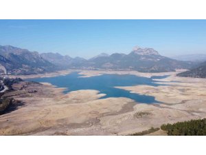 Adana’da sıcak hava ağaçları erken uyandırdı, barajlardaki korkutan seviye havadan görüntülendi