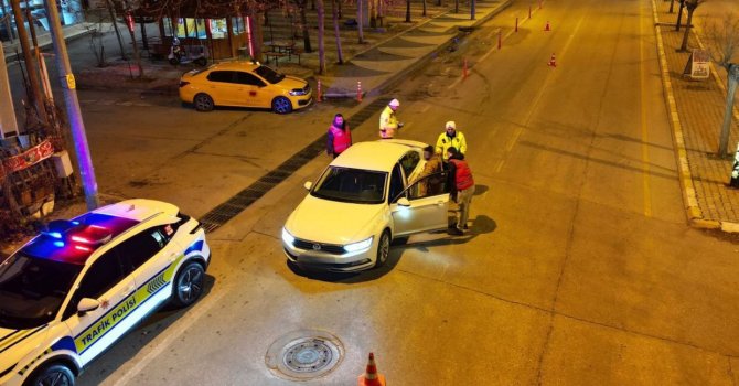 Isparta’da trafik ve asayiş denetiminde 7 araç trafikten men edildi