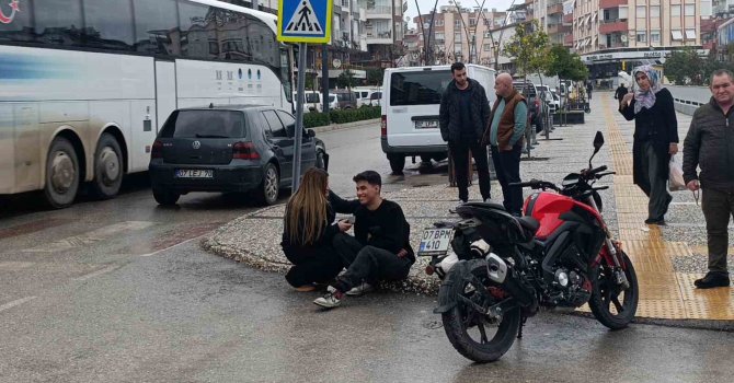 Yaralanan motosiklet sürücüsünü kız arkadaşı teselli etti