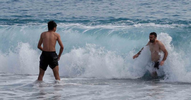 Yüksek kesimlerinde kar etkili olan Antalya’nın sahilinde deniz keyfi