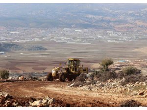 Müren yayla yolunda dev kayalar parçalanarak yol genişletiliyor