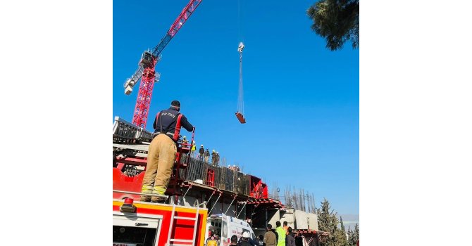 İnşaatta kat boşluğuna düşen işçi yaralandı