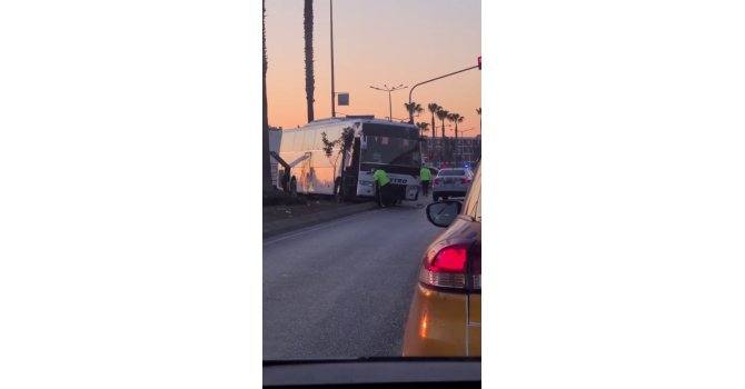 Metro Turizm yolcu otobüsü otomobil ile çarpışıp refüje çıktı