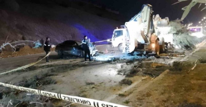 Kahramanmaraş’ta otomobil iş makinesine çarptı: 1 ölü