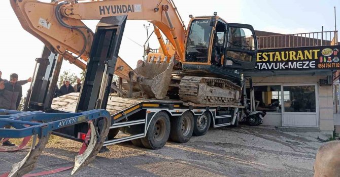 Freni arızalanan iş makinası yüklü tır, iş yerine daldı