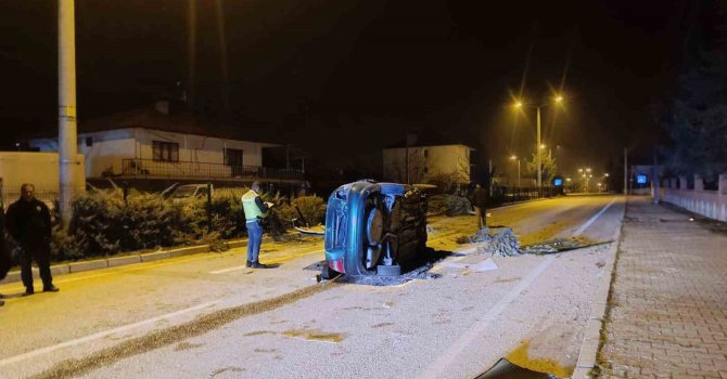 Refüjdeki ağaçlara çarpıp hurdaya dönen otomobilin sürücüsü hayatını kaybetti