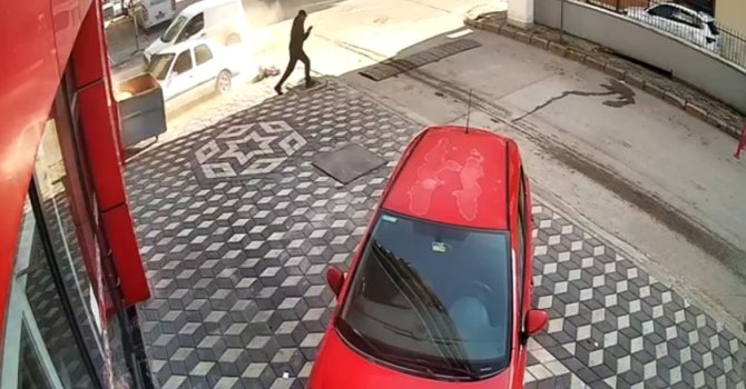 Kaza sonrası kontrolden çıkan araçların altında kalmaktan son anda kurtuldu