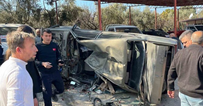 Mersin’de takla atan otomobil yol kenarındaki araçlara çarptı: 2 yaralı