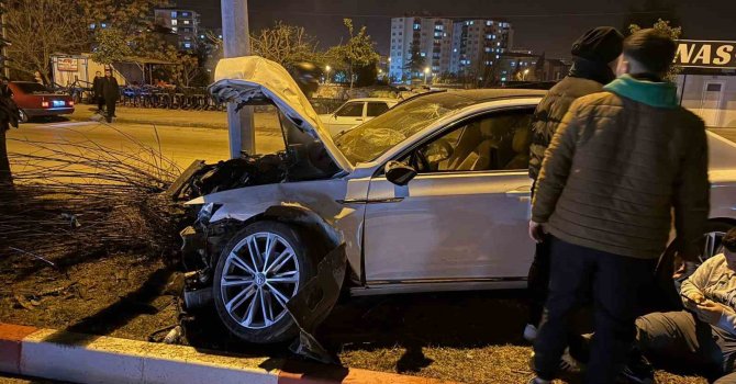 Osmaniye’de otomobil refüjdeki ağaca çarptı: 1 yaralı