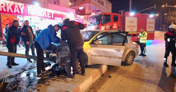 İki otomobilin çarpıştığı kaza kamerada: 2 yaralı