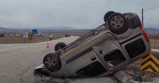 Kamyonet ile çarpışan hafif ticari araç takla attı: 3 yaralı