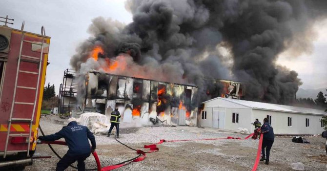 Hatay’da konteyner yemekhane alevlere teslim oldu