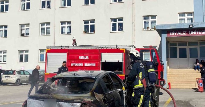 Hastane personelinin aracı alev alev yandı, başhekimden destek geldi