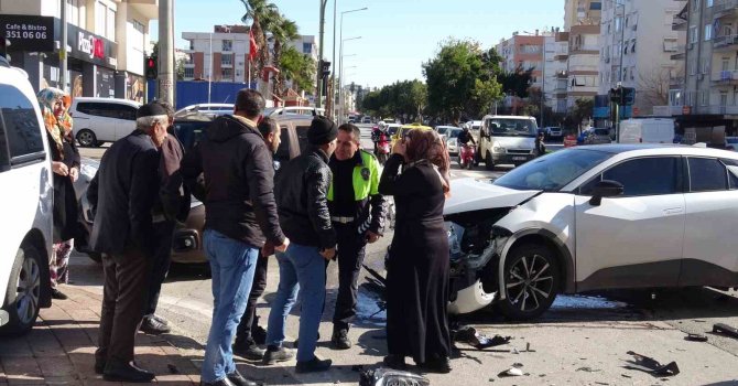 Kızlarının kaza yaptığını duyan anne-babayı polis sakinleştirdi