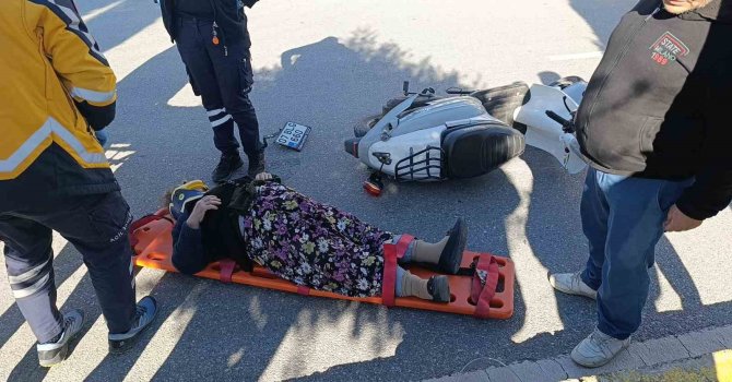 Yaya geçidinden karşıya geçen motosiklete kamyonet çarptı: 2 yaralı