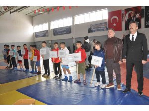 Depremde hayatını kaybeden sporcuların ansına güreş turnuvası