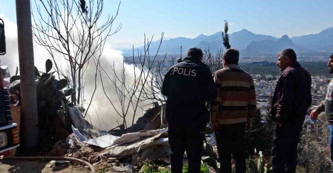 Evinin yanışını çaresiz gözlerle izledi, odaların halini görünce başını duvara yaslayıp öylece kaldı