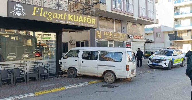 Hafif ticari aracın çarptığı kamyonet kuaförün duvarına çarparak durabildi