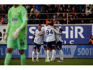 Trendyol Süper Lig: Alanyaspor: 0 - Fenerbahçe: 2 (İlk yarı)