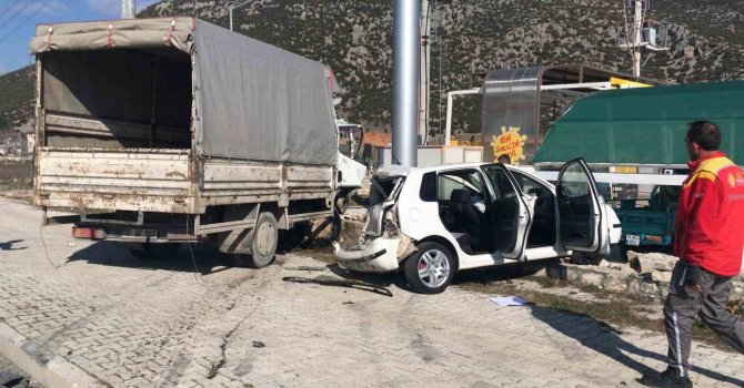 Burdur’da kamyonet ile otomobil çarpıştı: 4 yaralı