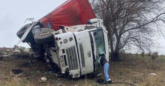 Osmaniye’de kamyon şarampole yuvarlandı, sürücü hafif yaralandı