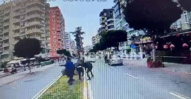 Güvenlik görevlisi trafikte tartıştığı halk otobüsü şoförlerini bıçakla yaraladı