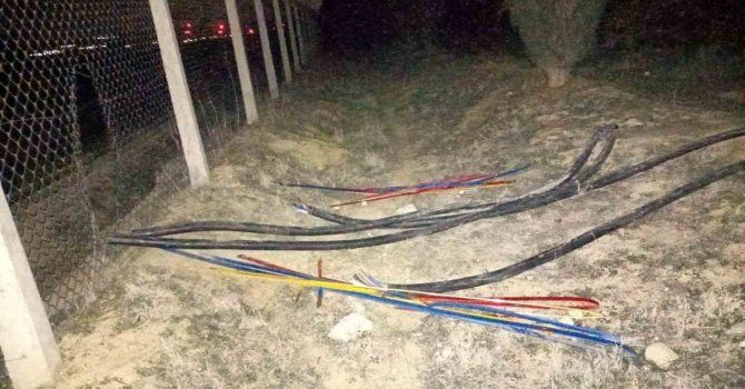 Çaldıkları 1 milyon liralık bakır kablo ile 2 km uzaklıktaki araçlarına giderken suçüstü yakalandılar