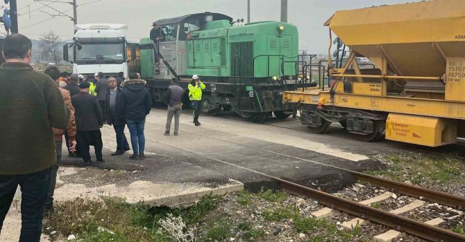 Osmaniye’de yük treniyle hafriyat kamyonu çarpıştı: 1 kişi yaralandı