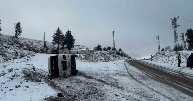 Okul servisi karlı yolda devrildi, öğrenciler korku dolu anlar yaşadı