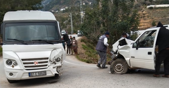 Antalya’da öğrenci servisi ile kamyonet çarpıştı: 21’i öğrenci 24 yaralı