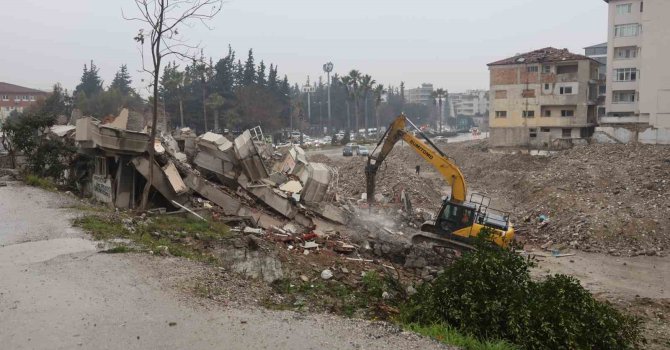 5 katlı binanın yıkımında iş makinesinin enkaz altında kalmaktan kurtulduğu anlar kamerada